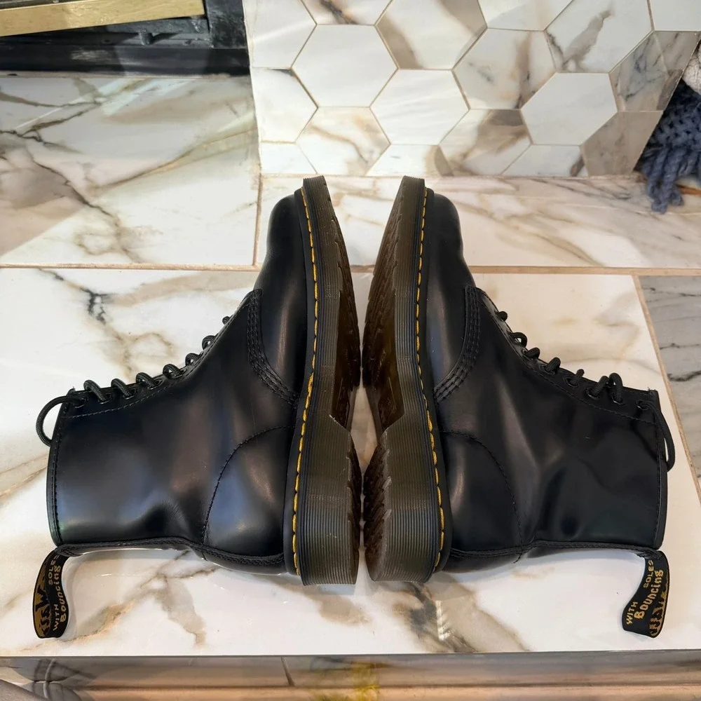 Dr. Martens 1460 Boots Mens 7 Womens 8 UK 6 Smooth Leather‎ 8-Eye Lace Up Black